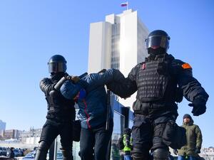 Riot police detain a man during a rally in support of jailed opposition leader Alexei Navalny in the far eastern city of Vladivostok on January 31, 2021. Navalny, 44, was detained on January 17 upon returning to Moscow after five months in Germany recovering from a near-fatal poisoning with a nerve agent and later jailed for 30 days while awaiting trial for violating a suspended sentence he was handed in 2014. Pavel KOROLYOV / AFP
