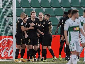 لاعبو برشلونة يحتفلون بهدف دي يونغ الافتتاحي