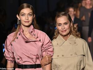 Lauren Hutton (R). (AFP)