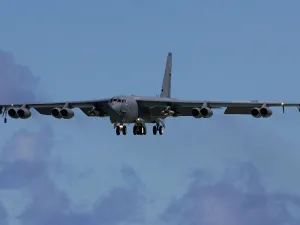  قاذفة استراتيجية أمريكية من طراز “بي- 52”
