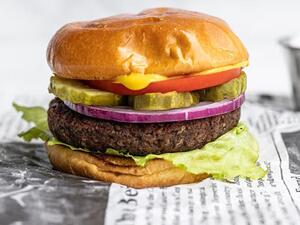 برجر نباتي بالسريراتشا الحارة