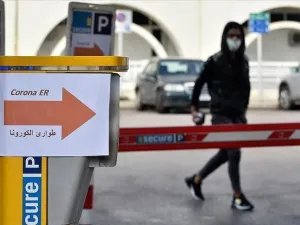 المصابون بكورونا يتكدسون داخل أروقة المستشفيات حيث لا سرير لهم