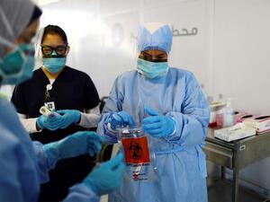 توفر الدولة لجميع المواطنين والمقيمين بالمجان اللقاح الذي صنعته شركة "سينوفارم" الصينية الحكومية