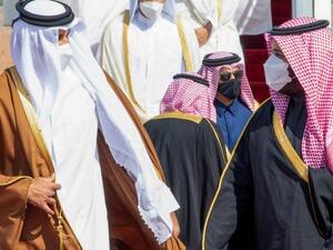 Sheikh Tamim bin Hamad al-Thani, left, is greeted by Crown Prince Mohammed bin Salman  on his arrival in the city of AlUla in Saudi Arabia on Tuesday © Saudi Royal Palace/AFP/Getty