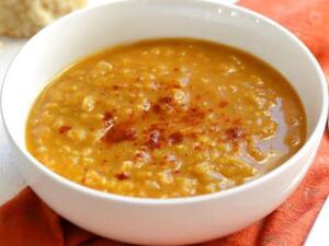 شوربة العدس واليقطين الأحمر بالكاري