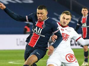 كيليان مبابي (يسار) خلال المباراة