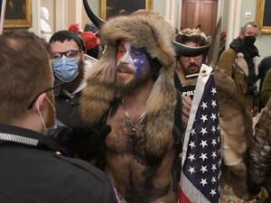 "ذو القرنين" يقود مجموعات الاقتحام لمبنى الكونجرس