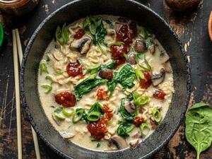 رامين بالفطر (طبق نباتي )