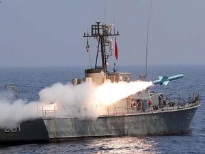 إطلاق صاروخ من زورق ايراني