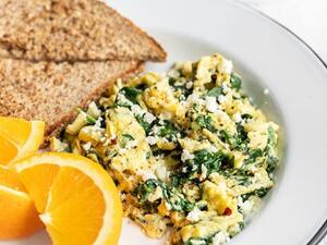 البيض المخفوق بالسبانخ والفيتا