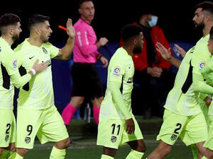 سواريز (الثاني من اليسار) يقود أتلتيكو مدريد لفوز جديد