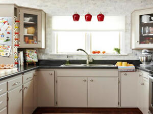 من الضروري أن تتبع الاكسسوارات وأدوات المائدة، اللون الذي يُميِّز الجدار المذكور في المطبخ  من الضروري أن تتبع الاكسسوارات وأدوات المائدة، اللون الذي يُميِّز الجدار المذكور في المطبخ