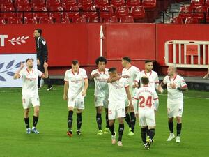 الحدادي (يسار) يحتفل بهدفه