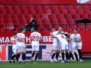 لاعبو إشبيلية يحتفلون بالهدف