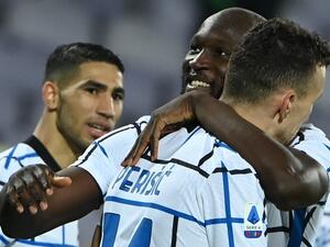 روميلو لوكاكو (وسط) يهنىء بيريشيتش (يمين) بهدفه من صناعة حكيمي (يسار)