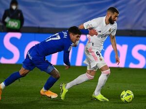 بنزيمة (يمين) يقود الملكي للفوز