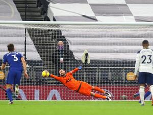 جورجينيو يسجل ركلة الجزاء