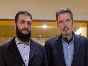 ارتدى الجولاني في الصورة بذلة داكنة اللون من دون ربطة عنق في مظهر لم يعتد عليه الكثيرون