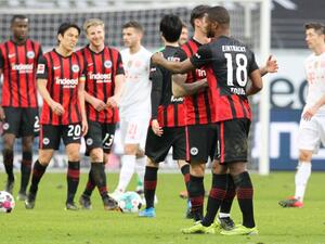 لاعبو فرانكفورت يحتفلون بانتصارهم المهم على بايرن ميونيخ