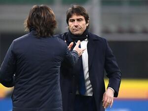 كونتي يصافح أندريا بيرلو مدرب يوفنتوس