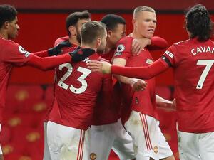 لاعبو الشياطين الحمر يحتفلون بهدف ماكتوميناي (الثاني من اليمين)