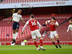 ستيرلينغ يرتقي ليسدد برأسه معلناً عن هدف المباراة الوحيد