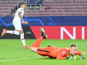 مبابي (يسار) يدك شباك مارك أندريه تير شتيغين بثلاثية