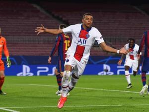 مبابي سجل ثلاثية وقاد الباريسي لفوز تاريخي على ملعب كامب ناو