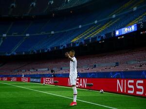 كيليان مبابي يحتفل بهدف له خلال مواجهة باريس وبرشلونة