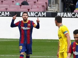 ميسي يحتفل بهدفه