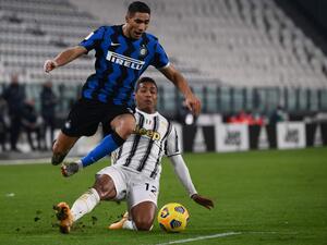 أشرف حكيمي أبرز لاعبي إنتر يتعرض للعرقلة من قبل أليكس ساندرو على حدود منطقة الجزاء