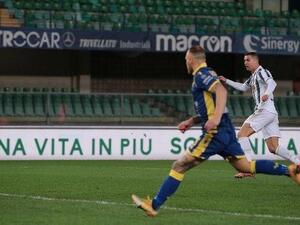 رونالدو (يمين) يسجل هدف يوفنتوس ويبتعد في صدارة هدافي الدوري برصيد 19 هدفاً