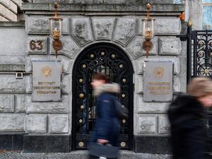 In this file photo taken on December 04, 2019 people pass by the Russian embassy in Berlin. Germany, Sweden and Poland on February 8, 2021 announced that they were each expelling a Russian diplomat in retaliation for Moscow's expulsion last week of their diplomats for allegedly taking part in protests in support of Kremlin critic Alexei Navalny. "Today the Federal Foreign Office has declared a staff member of the Russian embassy in Berlin persona non grata," the German foreign ministry said. John MACDOUGALL
