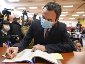 Albin Kurti leader of the Vetevendosje (Selfdetermination) prepares to cast his vote during Parliamentary elections at a polling station in Pristina on February 14, 2021. Kosovo heads to the polls in a vote pitting a left-wing reformist party against traditional elites who have run the former Serbian province for the past decade. Armend NIMANI / AFP 