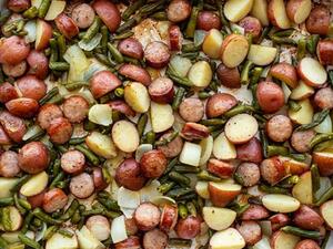 صينية البطاطس والسجق والفاصوليا الخضراء