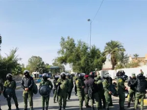 قوات حفظ القانون أمام المقر القديم للسفارة التركية