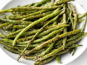 فاصوليا خضراء محمصة بالسمسم