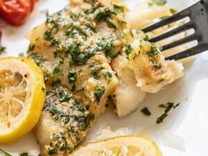 سمك القد المخبوز بالزبدة الثوم