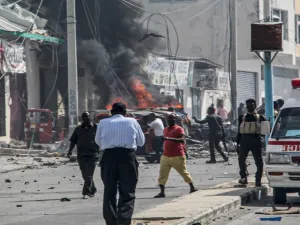 أغلقت قوات الحكومة الصومالية بعض الشوارع لمنع الاحتجاج على تأجيل الانتخابات.