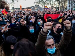 مئات المتظاهرين في إسبانيا يطالبون بالإفراج عن مغني راب