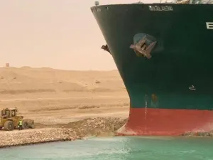 السفينة العالقة