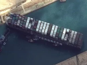 السفينة الجانحة بقناة السويس