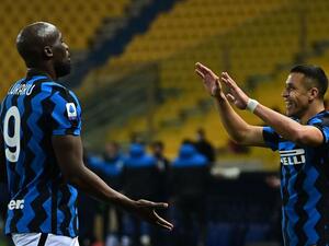 سانشيز (يمين) يقود إنتر للفوز