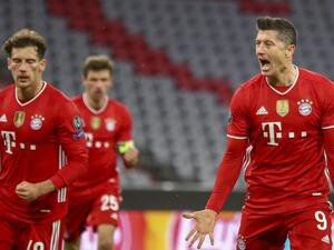 ليفاندوفسكي (يمين) يتألق كعادته