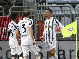 رونالدو (يمين) يرفع رصيده إلى 23 هدفاً في صدارة ترتيب الهدافين