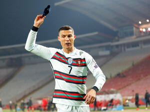 رونالدو يلقي بشارة القيادة اعتراضاً على قرار الحكم