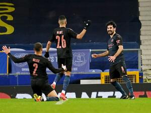 غوندوغان (يمين) يسجل هدفه الشخصي الـ 16 في جميع المسابقات هذا الموسم