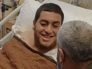 فتى الزرقاء اثناء تلقيه العلاج