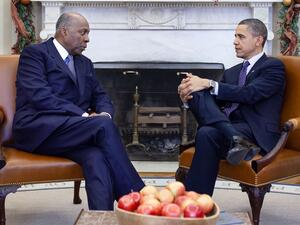 فيرنون جوردان (يسار)