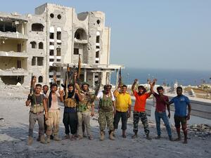 محتجون يقتحمون قصر الرئاسة في عدن